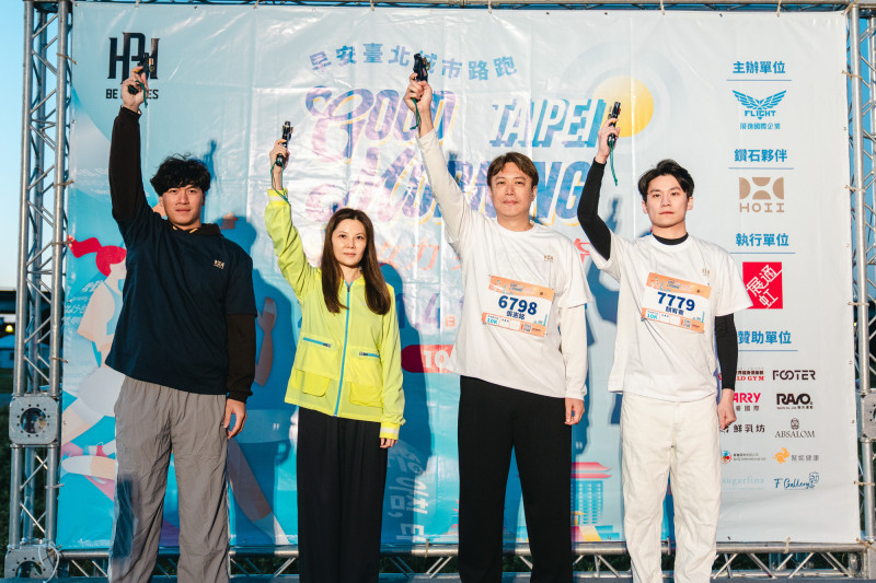 「棒球英雄」林立（左起）、HOII后益林少萍董事長、展逸國際企業張憲銘董事長、鍇睿國際數位顏宥騫董事長在舞台上進行鳴槍起跑儀式。（展逸國際企業股份有限公司提供）