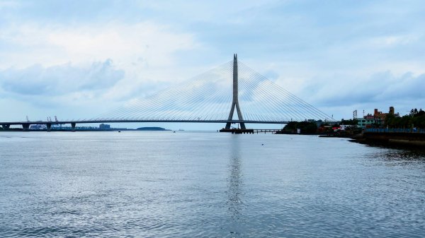 跨越，在河海交界3042381
