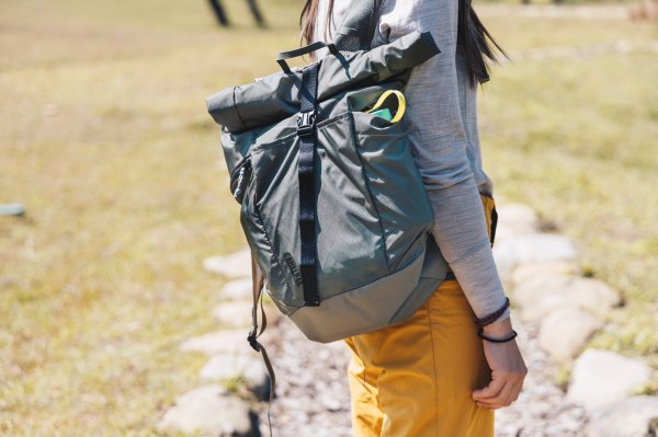CamelBak Pivot 輕量捲口式日用包