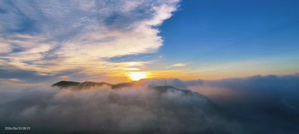 #大屯山 #日出 #雲海 #火燒雲 #霞光 #青斑鳳蝶 #青帶鳳蝶 #臺灣粉蝶 6/233078170