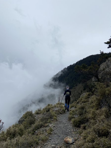 20230515-16玉山前西峰+遠望雨中的主東北2436697