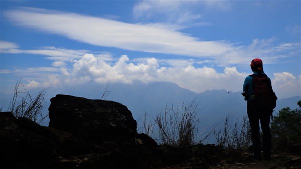 輕鬆健行欣賞飛碟雲下的山稜與屏東市區之美在德文山1394064