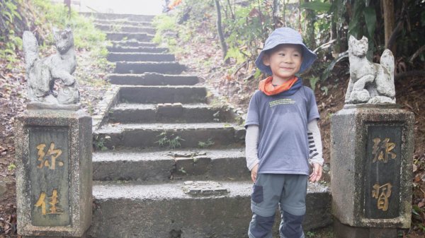四歲小樂的第16座小百岳-紅淡山1100507