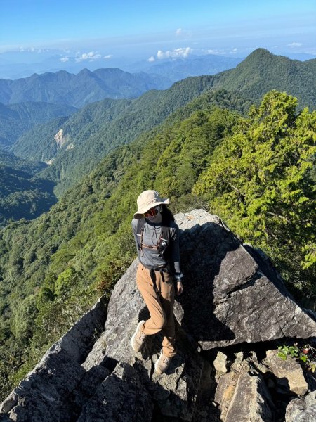 鳶嘴山-稍來山O型縱走(中級山 / 小百岳) 刺激攀岩。山嵐繚繞。傳神小象。杉樹林群。2583537