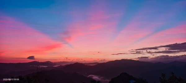 #二格山 #火燒雲 #霞光 #日出 8/122857995