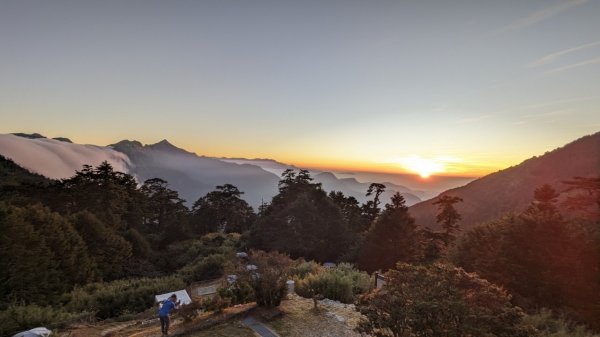 #奇萊南峰，海拔標高3358m#五星級豪華山屋_天池山莊 #天池山莊的紫色雲海、藍綠天空、皎潔明月2366327