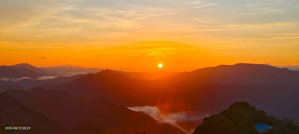 #二格山 #火燒雲 #霞光 #日出 8/122858000