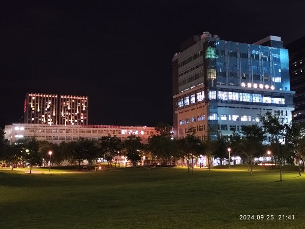 璀璨耀眼的夜景 - 大直美麗華、大稻埕、大港墘公園【臺北健走趣】【健走複利】2604613