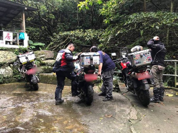 【新聞】重機當成越野車騎進跑馬古道不聽勸 下一秒糗了