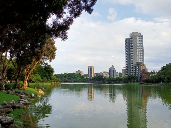 《山青水綠的碧湖公園登山、環湖步道》