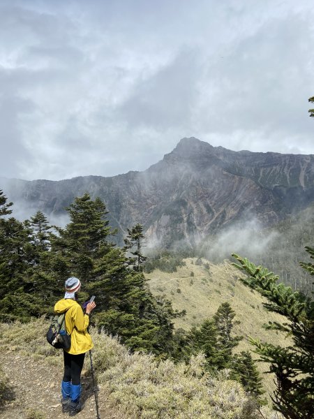 20230515-16玉山前西峰+遠望雨中的主東北2436700