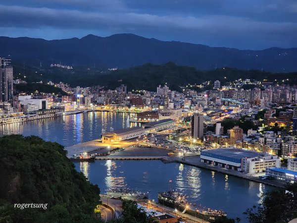 基隆觀景小旅(火號山夜景 Eddie's Cafe 士杏坊法國麵包)2560957