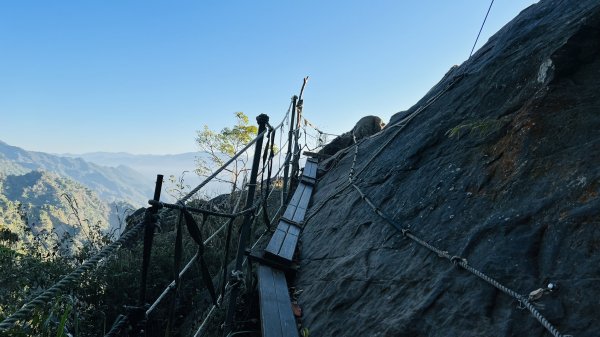 [台南楠西]梅嶺獵鷹尖一線天|伍龍步道|樹林裡攀岩拉繩好有趣~上稜線看山巒美景野餐趣1627125