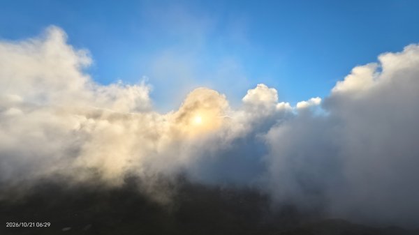 #大屯山 #日出 #雲瀑 #過山雲 #雲端的男人 10/213137742