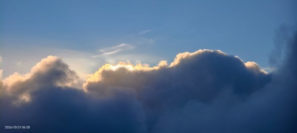 #大屯山 #日出 #雲瀑 #過山雲 #雲端的男人 10/213137737