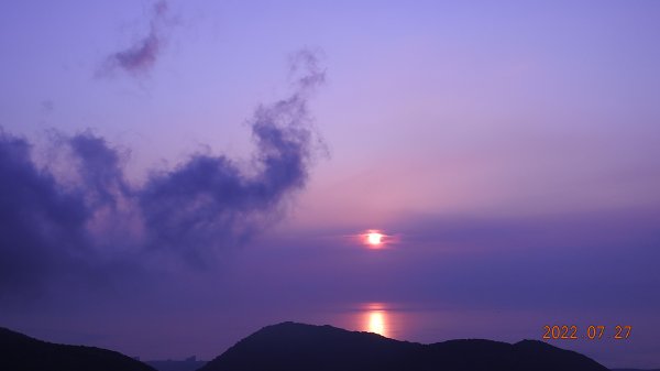 山中何所有，嶺上多白雲。只可自怡悅，不堪持贈君。1779653