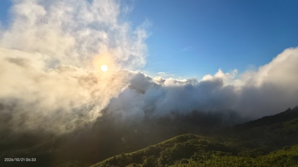 #大屯山 #日出 #雲瀑 #過山雲 #雲端的男人 10/213137748