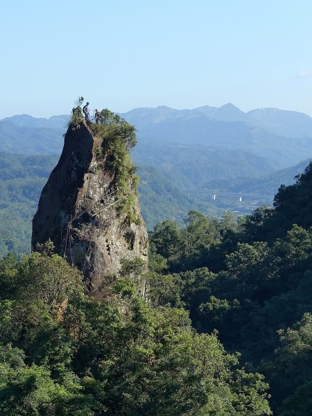 險峻的山頭，挑個好天氣前往，陽光圍繞