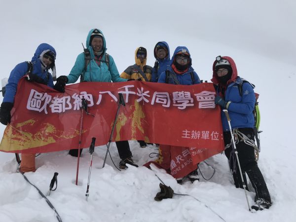 【新聞】歐都納八千米同學會第六屆開放報名 校友 何孟翰與何聰洲 登頂海拔7134公尺列寧峰