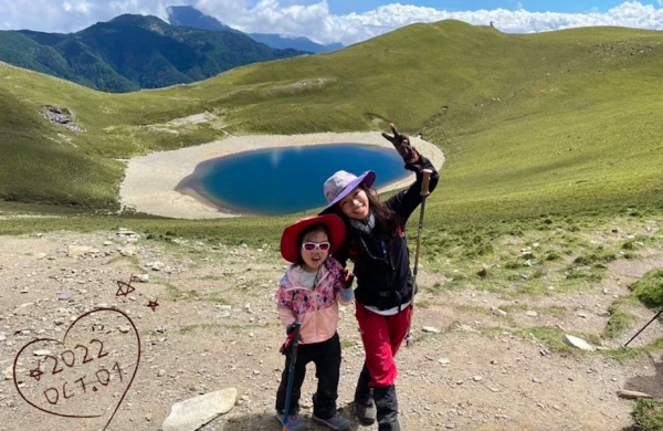 【新聞】7歲小女童三天兩夜登嘉明湖 醫師媽16年後帶女兒重返