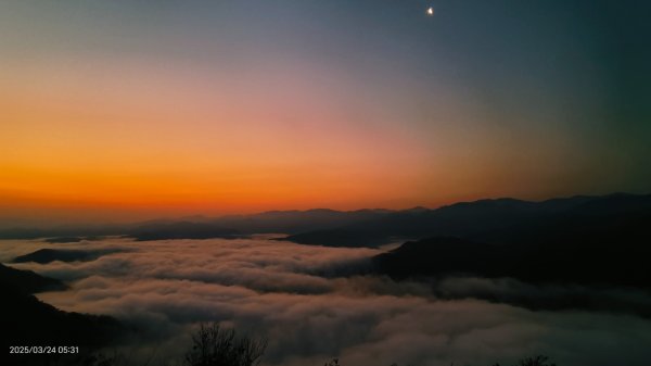 #翡翠水庫壩頂 #月亮雲海 #日出雲海 #日月同框 #石碇雲海 3/242744176