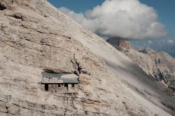 【放眼世界】鑲在山壁「全球最孤獨房子」 完工一世紀後真實樣貌曝光