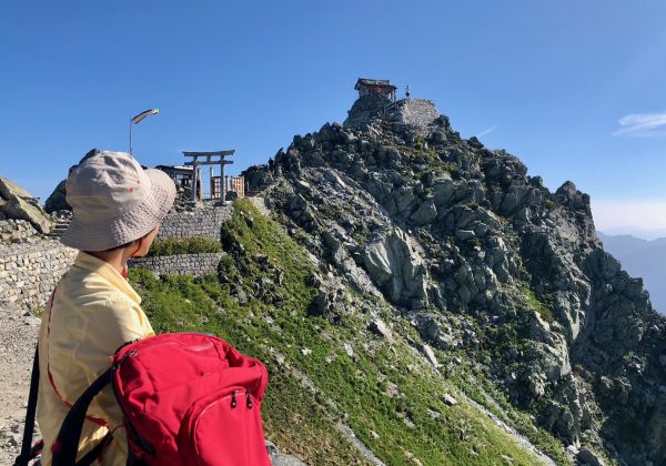 ［日本百名山］雄山頂上接受神官的祈福 ⋯ 立山！