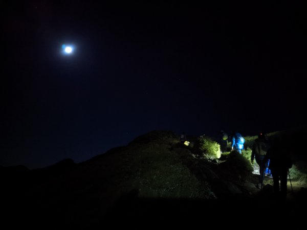 合歡群峰(北峰、西峰)：雖然路途遠的要命、一路不停上上下下、沿途風景真是壯觀，辛苦是值得的！1906857