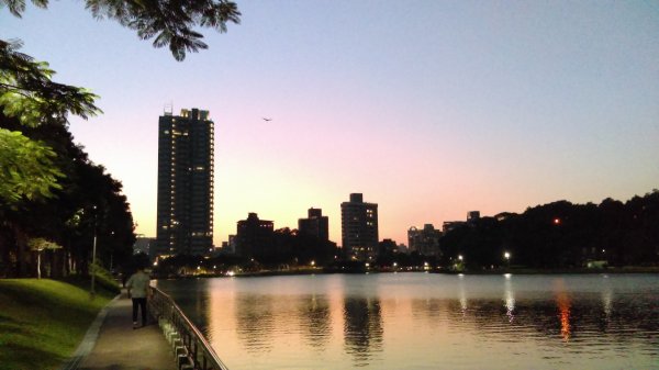 湖光山色的碧湖公園步道732827