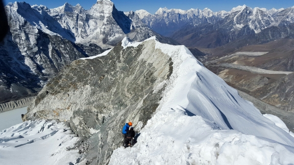 尼泊爾島峰(6189m)攀登