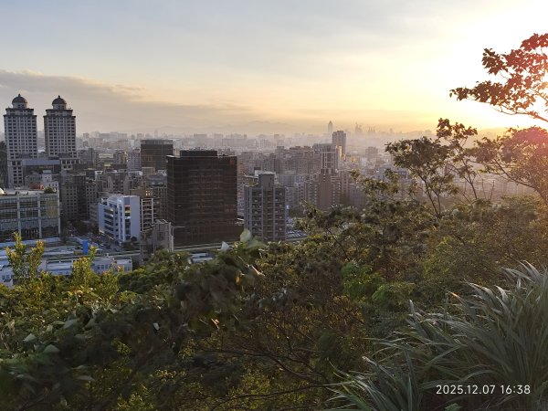 【臺北大縱走 5】碧山巖→忠勇山越嶺步道→金龍產業道路→圓明寺步道→鄭成功廟→潛園→格物台→劍潭古寺2959022