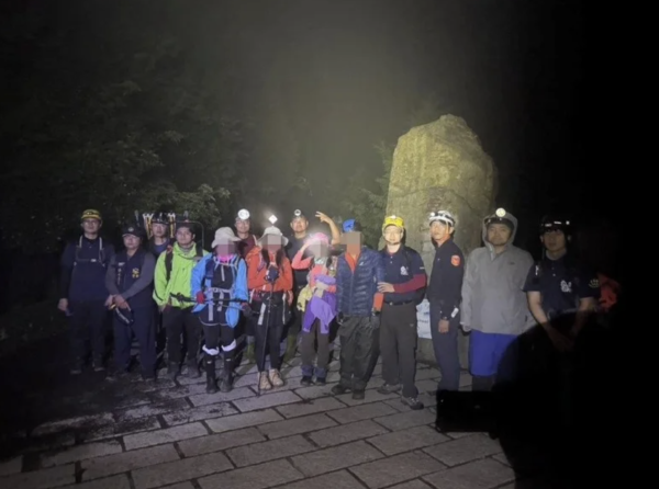 【新聞】玉山登山客疑中風 阿里山警消連夜助撤離