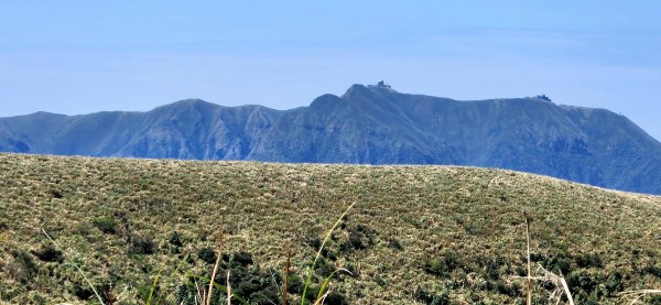 登頂全台唯一完整錐狀火山，直擊遠古火山口，踏入金山最神秘的原始山林，出發吧！磺嘴山，連走翠翠谷