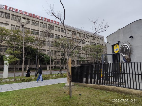 內湖大港墘公園、西湖圖書館、湖光教會、737巷美食街2729385