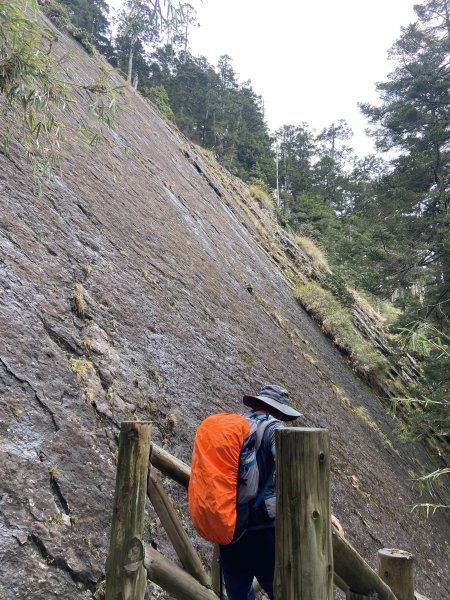 20230515-16玉山前西峰+遠望雨中的主東北2436687