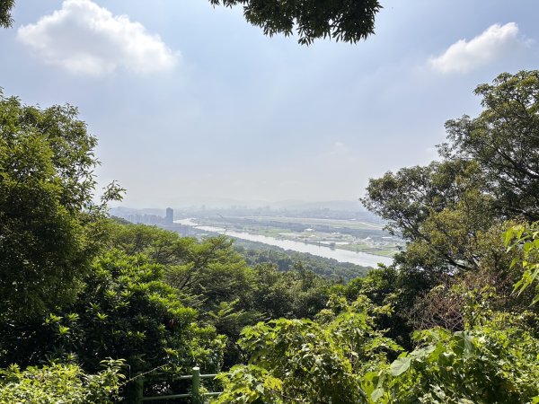 臺北大縱走第五段，劍潭站至碧山巖 【年輕人爬山趣】2761790