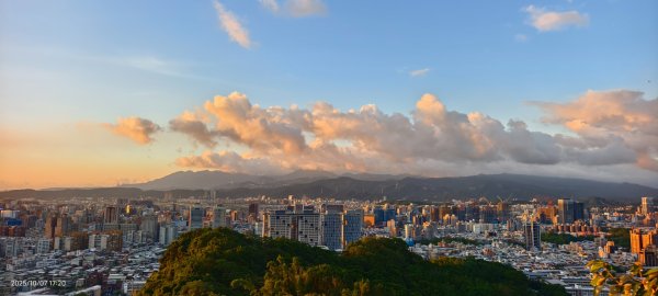#虎山峰 #夕陽 #火燒雲 #霞光 10/72907929