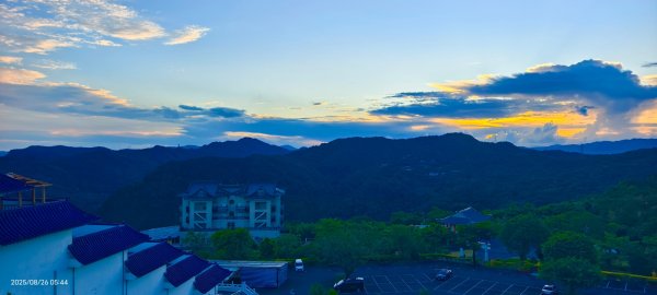 #新店四十份 #翡翠水庫壩頂 #日出 #雲海 #閃電 #漁人碼頭 #夕陽 #霞光 #月落 8/262871493