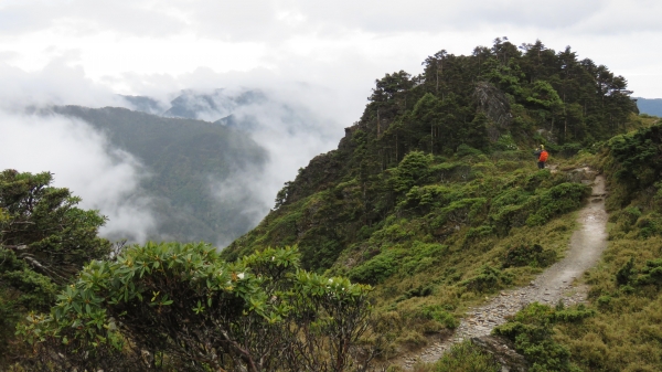 風雨中朦朧的嘉明湖19529