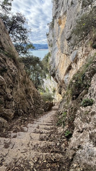 燈塔與懸崖 + 桑托尼亞的布西耶羅峰 🇪🇸 西班牙2771457