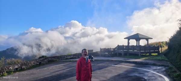 #大屯山 #日出 #雲瀑 #過山雲 #雲端的男人 10/213137759