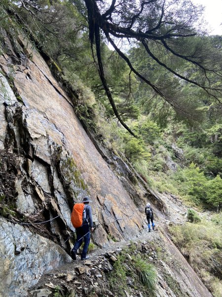 20230515-16玉山前西峰+遠望雨中的主東北2436682