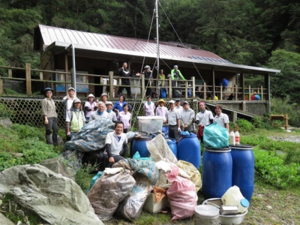 【新聞】「愛山‧淨山」 嘉明湖國家步道向陽山屋周邊清出700公斤垃圾