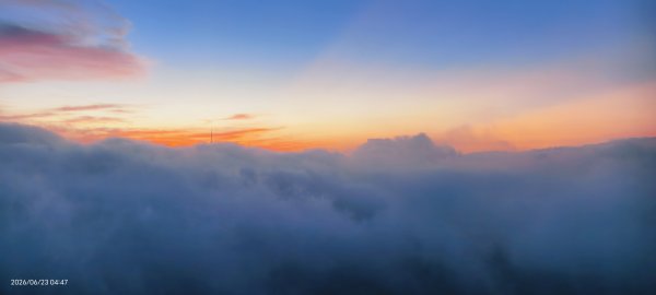 #大屯山 #日出 #雲海 #火燒雲 #霞光 #青斑鳳蝶 #青帶鳳蝶 #臺灣粉蝶 6/233078151