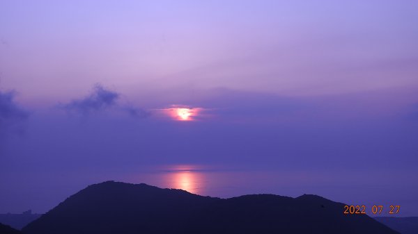 山中何所有，嶺上多白雲。只可自怡悅，不堪持贈君。1779662