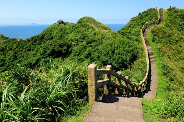 新手友善的絕美稜線：鼻頭山登山路線研究與周邊美食管道指南