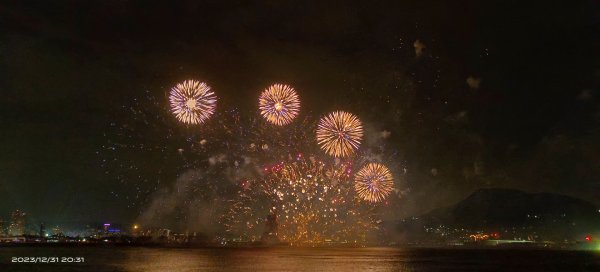 Happy New Year 2024 漁人碼頭跨年焰火 （手機手持拍攝）2390866