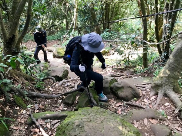 鳶山步道走彩虹石壁650188