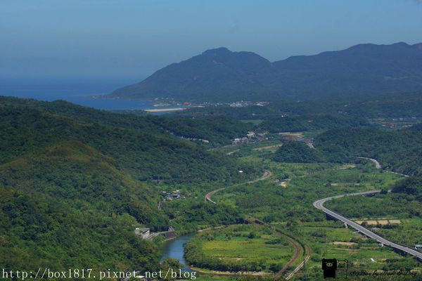 360度視野。眺望北迴鐵路及基宜公路蜿蜒曲線。欣賞火車過山洞