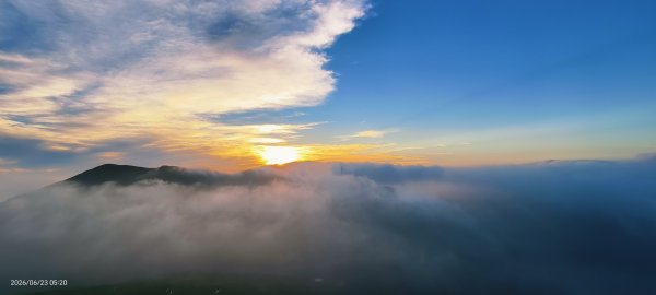 #大屯山 #日出 #雲海 #火燒雲 #霞光 #青斑鳳蝶 #青帶鳳蝶 #臺灣粉蝶 6/233078164